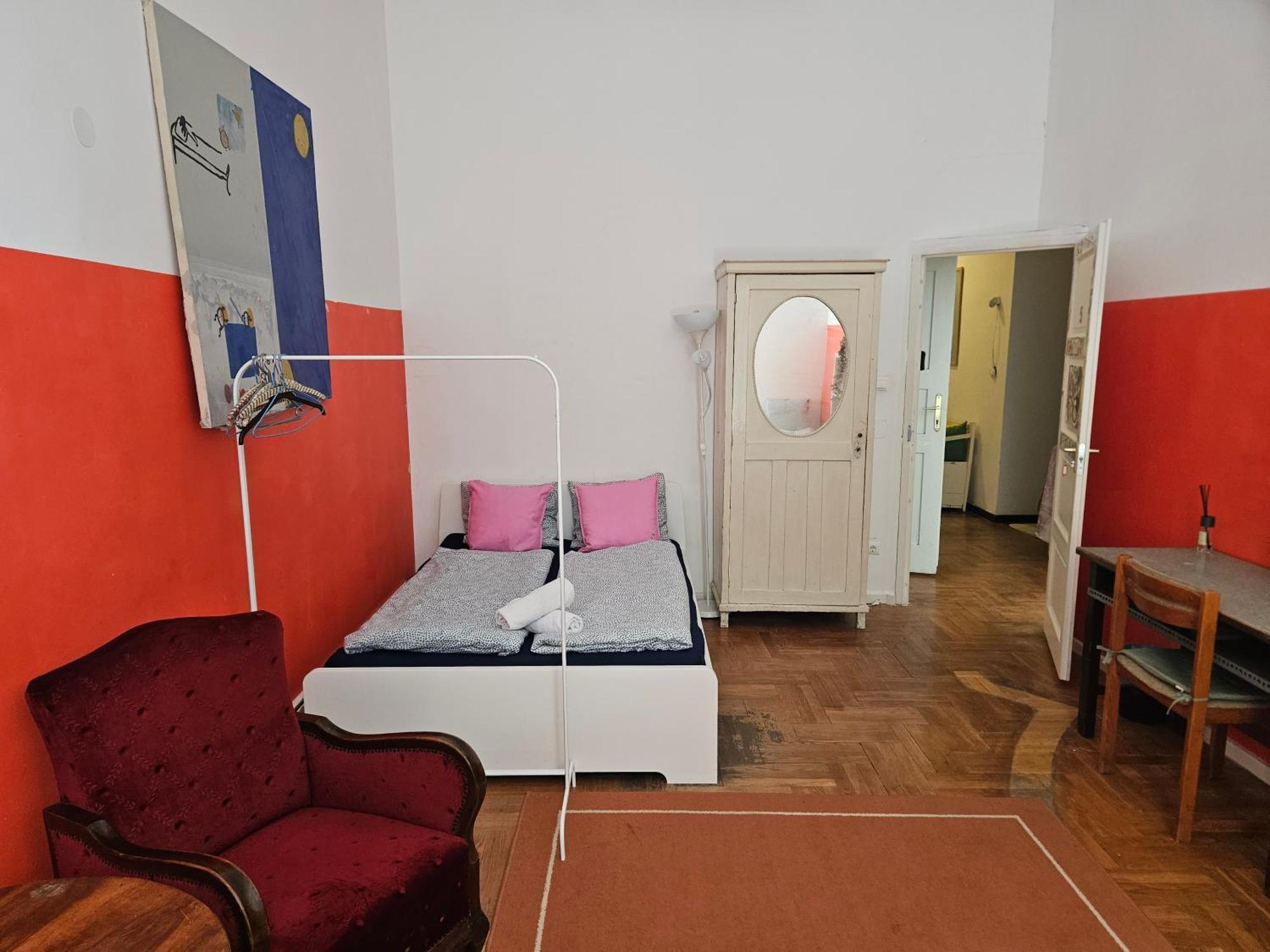Ligeti Ruin Hostel *